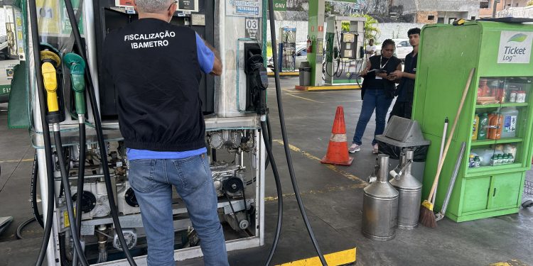 Inmetro realiza operação para fiscalizar postos de combustíveis na Bahia