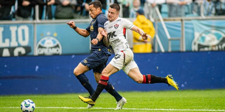 Na estreia de Jair Ventura, Vitória perde para o Grêmio e segue no Z-4