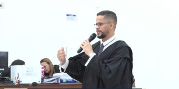 Mulher é condenada a 12 anos de prisão por matar ex-namorado com tiro na testa em Feira de Santana