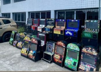 Polícia apreende 19 máquinas caça-níqueis e drogas em operação no Centro de Abastecimento de Feira de Santana