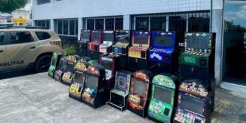 Polícia apreende 19 máquinas caça-níqueis e drogas em operação no Centro de Abastecimento de Feira de Santana