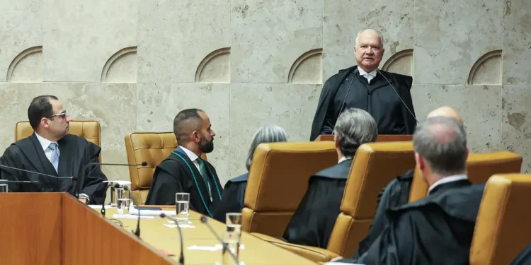 Edson Fachin toma posse como presidente do STF e promete firmeza contra afrontas à Constituição