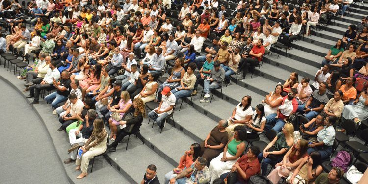 Prefeito José Ronaldo empossa 128 novos servidores efetivos em Feira de Santana