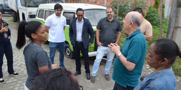 Prefeito José Ronaldo visita Rua Magnólia e anuncia medidas para conter enxurradas em Feira de Santana