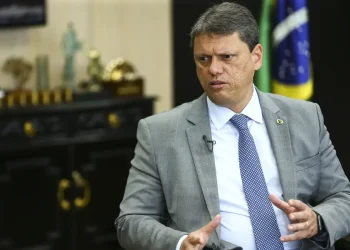 Moraes autoriza visitas de Tarcísio de Freitas e Rodrigo Valadares a Jair Bolsonaro em prisão domiciliar