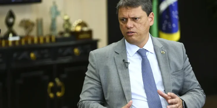 Moraes autoriza visitas de Tarcísio de Freitas e Rodrigo Valadares a Jair Bolsonaro em prisão domiciliar