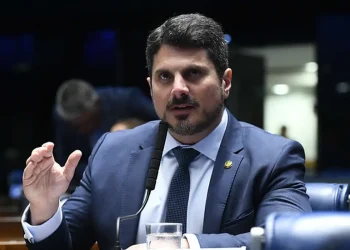 Senado afasta Marcos do Val por 115 dias para tratamento de saúde