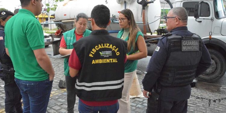 Caminhão limpa-fossa é flagrado em descarte irregular de esgoto em área não autorizada