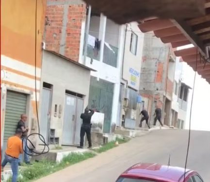 Youtuber é preso em flagrante após troca de tiros com policiais em Feira de Santana