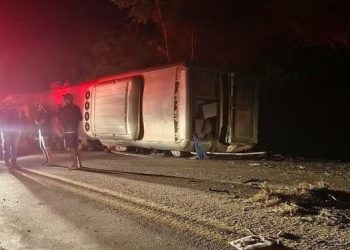 Ônibus com destino à Bahia tomba e deixa 15 mortos em Pernambuco