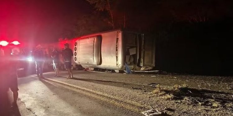 Ônibus com destino à Bahia tomba e deixa 15 mortos em Pernambuco