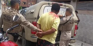 Homem suspeito de estuprar criança é agredido e levado para a UPA em Feira de Santana