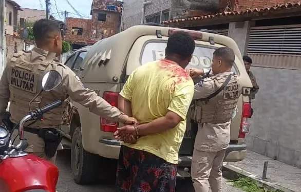 Homem suspeito de estuprar criança é agredido e levado para a UPA em Feira de Santana