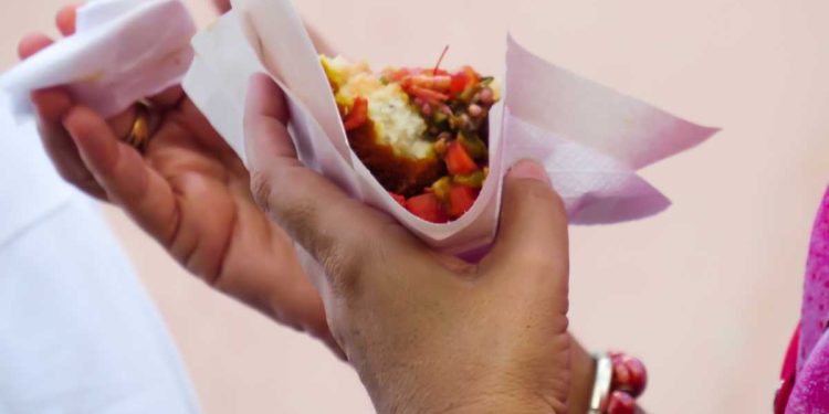 Jovem de 19 anos morre após comer acarajé na Bahia