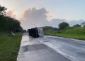 Caminhão-tanque tomba e interdita trecho da BR-324 em Amélia Rodrigues