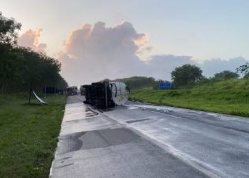 Caminhão-tanque tomba e interdita trecho da BR-324 em Amélia Rodrigues