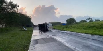 Caminhão-tanque tomba e interdita trecho da BR-324 em Amélia Rodrigues