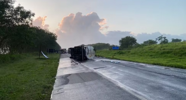 Caminhão-tanque tomba e interdita trecho da BR-324 em Amélia Rodrigues