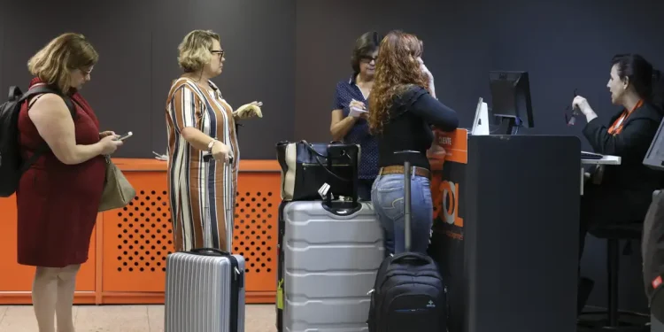 Câmara vota urgência de projeto que proíbe cobrança por bagagem de mão em aviões