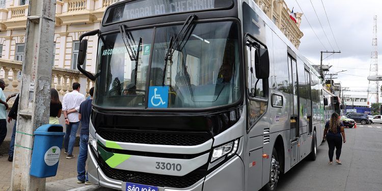 Prefeitura de Feira de Santana reforça transporte público com cinco novos ônibus climatizados na região da Artêmia Pires