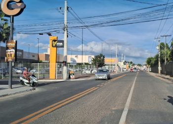 SMT implanta terceira faixa na Avenida Artêmia Pires e melhora fluidez do trânsito em Feira de Santana