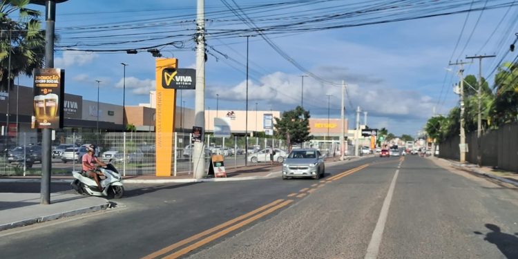 SMT implanta terceira faixa na Avenida Artêmia Pires e melhora fluidez do trânsito em Feira de Santana