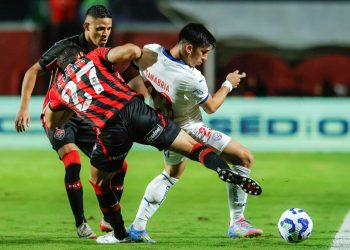 Vitória vence o Bahia por 2 a 1 e mantém tabu no Barradão pela Série A