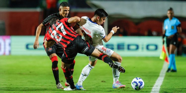 Vitória vence o Bahia por 2 a 1 e mantém tabu no Barradão pela Série A