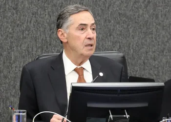 Ministro Luís Roberto Barroso é internado em Brasília após mal-estar