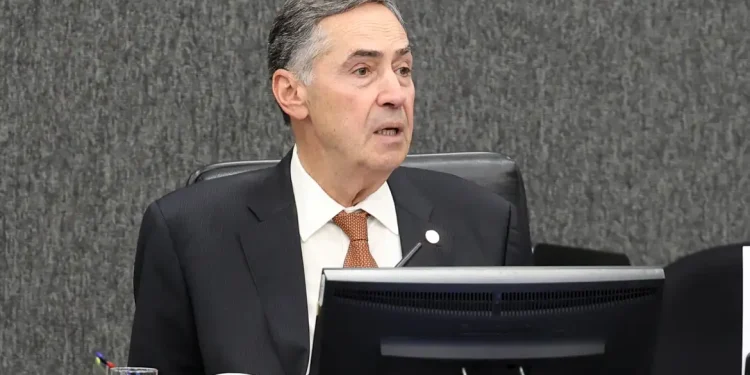 Ministro Luís Roberto Barroso é internado em Brasília após mal-estar