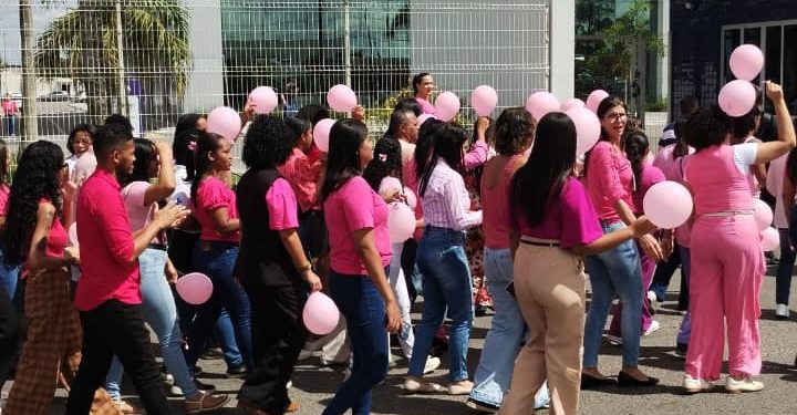 Hospital Clériston Andrade realiza caminhada do Outubro Rosa