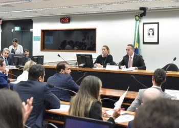 Conselho de Ética arquiva processo contra Eduardo Bolsonaro por ataques a instituições