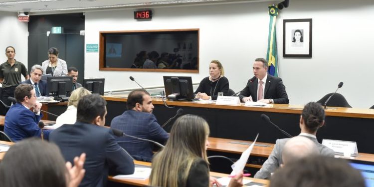 Conselho de Ética arquiva processo contra Eduardo Bolsonaro por ataques a instituições