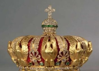 Coroa da imperatriz Eugênia é recuperada após roubo cinematográfico no Museu do Louvre