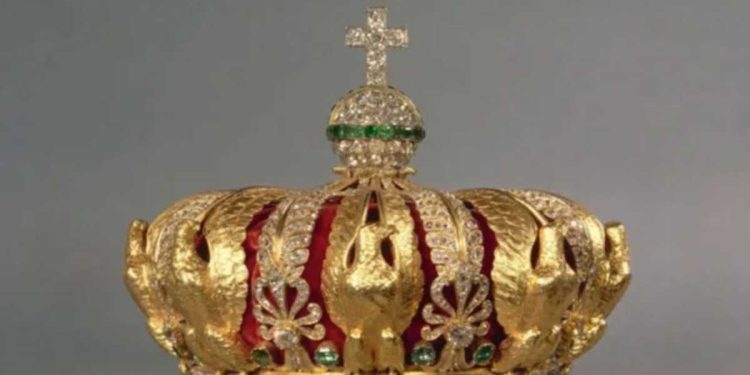 Coroa da imperatriz Eugênia é recuperada após roubo cinematográfico no Museu do Louvre