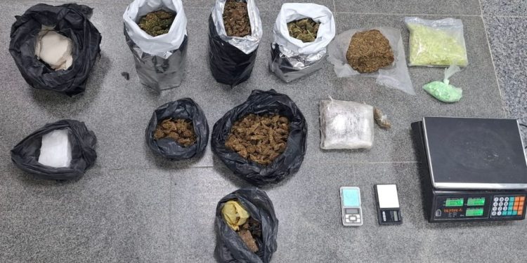 Polícia Militar apreende drogas e materiais para tráfico em Feira de Santana