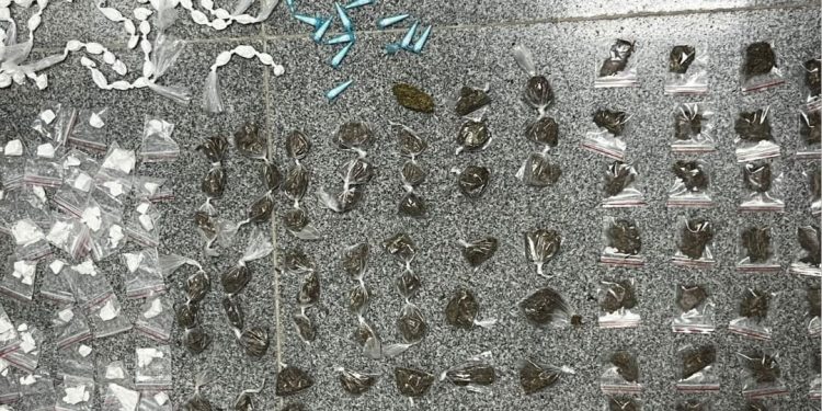 Adolescente é apreendido com drogas em Feira de Santana