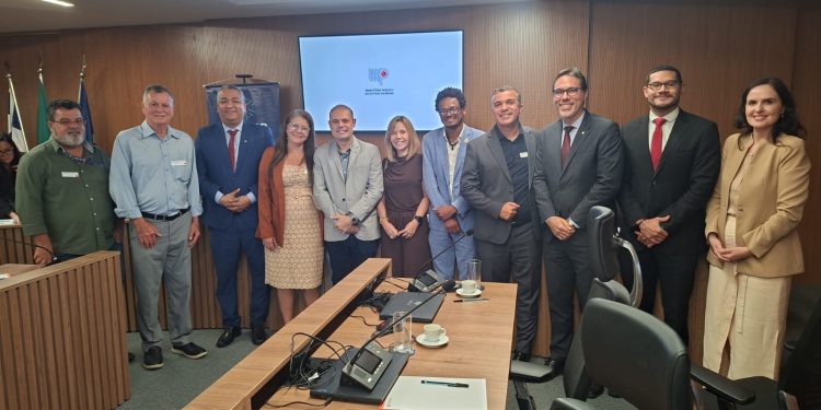 Encerramento humanizado dos lixões é tema de encontro entre MP-BA e 22 prefeitos do estado