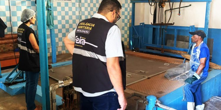 Vigilância Sanitária interdita fábrica de gelo por irregularidades