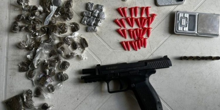 Confronto entre PM e criminosos deixa um morto e policial ferido por estilhaços em Feira de Santana