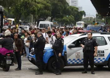 Maior operação de segurança em 15 anos no Rio resulta em pelo menos 64 mortos e mobilização de 2,5 mil policiais
