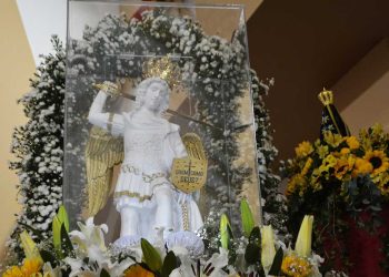 Imagem peregrina de São Miguel Arcanjo atrai multidão ao Santuário dos Capuchinhos em Feira de Santana