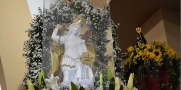 Imagem peregrina de São Miguel Arcanjo atrai multidão ao Santuário dos Capuchinhos em Feira de Santana