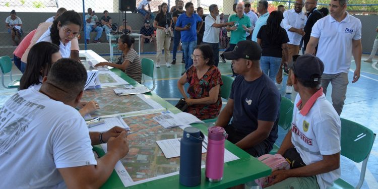 José Ronaldo acompanha mutirão de regularização fundiária no Alto do Papagaio