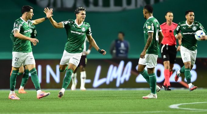 Palmeiras goleia LDU e avança à final da Libertadores contra o Flamengo