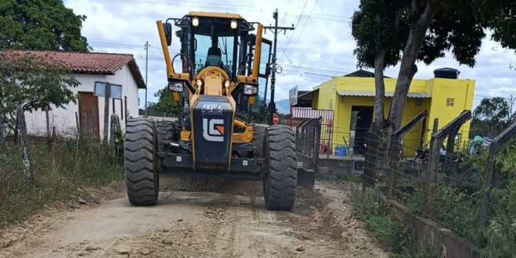 Prefeitura intensifica manutenção das estradas na zona rural de Feira de Santana