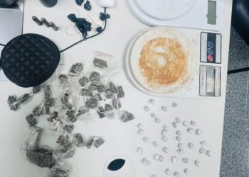 Polícia Militar apreende drogas, munições e balanças de precisão no bairro Pedra do Descanso, em Feira de Santana