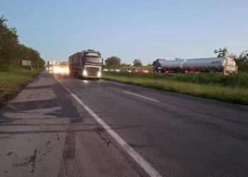 Após mais de 13 horas de interdição, BR-324 é liberada em Amélia Rodrigues; motoristas criticam condições da rodovia