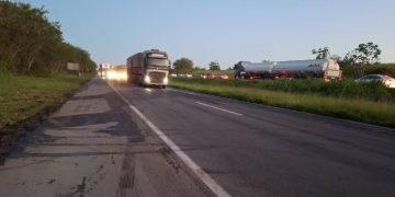 Após mais de 13 horas de interdição, BR-324 é liberada em Amélia Rodrigues; motoristas criticam condições da rodovia