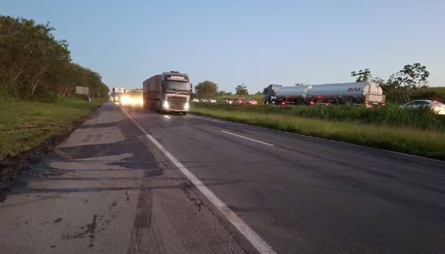 Após mais de 13 horas de interdição, BR-324 é liberada em Amélia Rodrigues; motoristas criticam condições da rodovia